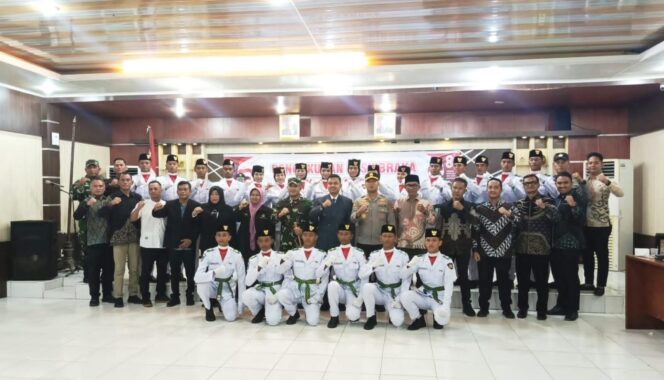 
					Walikota Langsa Kukuhkan 22 orang Paskibraka Kota Langsa Tahun 2026: Siap Kibarkan Sang Merah Putih