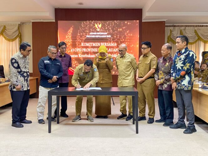 
					Penandatanganan komitmen bersama 43 OPD Provinsi Kepulauan Riau dalam Penguatan Keterbukaan Informasi Publik Tahun 2026 di ruang rapat utama Kantor Gubernur Kepri, Dompak, Tanjungpinang, Selada (1/9/2026). 