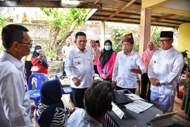 
					Wamenkes II RI Benjamin Paulus Octavianus didampingi Gubernur Kepri Ansar Ahmad dan Wagub Nyanyang Haris Pratamura berdialog dengan sejumlah lansia di Posyandu Kencana, Kampung Baru, Tanjungpinang, Jumat (11/9/2026).