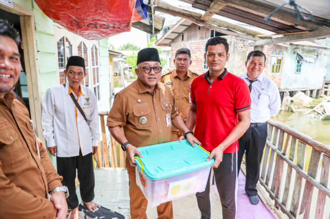 
					Tinjau korban bencana puting beliung, Wako Lis hadir meringankan beban warga.