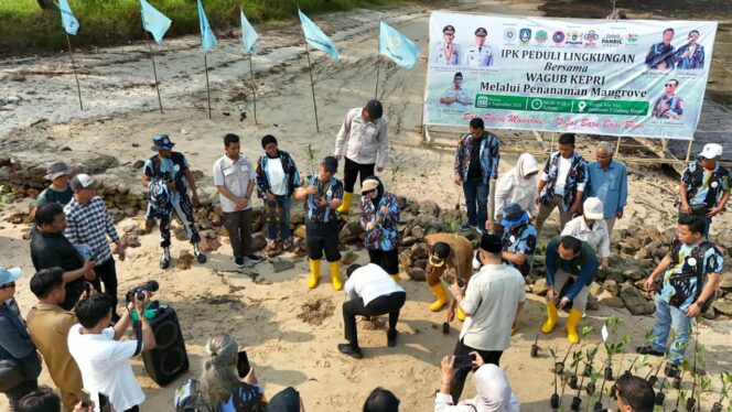 
					Wakil Gubernur Kepri Nyanyang Haris Pratamura terjun langsung dalam aksi nyata peduli lingkungan digelar Ikatan Pemuda Karya (IPK) Kepri dan IPK Batam di Pantai Vio Vio, Jembatan 5 Barelang, Selasa (8/9/2026). 
