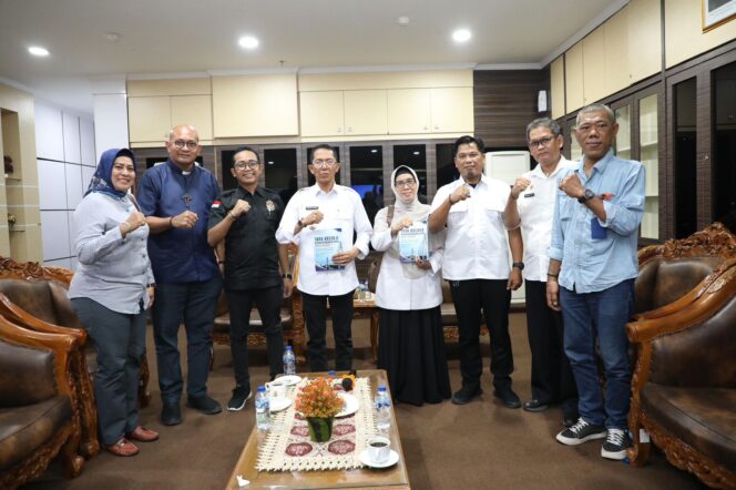 
					Wali Kota Batam, Amsakar Achmad, bersama pengurus FKDM Kota Batam di Kantor Wali Kota Batam, Rabu (2/9/2026). 