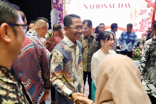 
					Wali Kota Batam, Amsakar Achmad, bersama Wakil Wali Kota Batam, Li Claudia Chandra, menghadiri Singapore National Day Reception di Grand Ballroom Hotel Radisson, Sukajadi, Kecamatan Batam Kota, Kamis (3/9/2026) malam. 