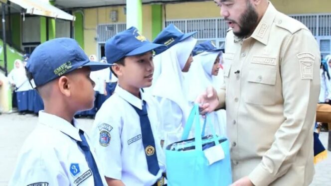 
					Pemko Padang Kembali Salurkan Seragam Sekolah Gratis, Sekolah Dilarang Jual LKS