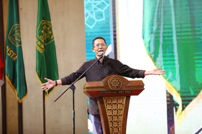 
					Wali Kota Batam, Amsakar Achmad, mengisi kuliah umum kepada 1.600 mahasiswa baru UIS Batam di Swiss-Belhotel Harbour Bay, Minggu (6/9/2026) malam