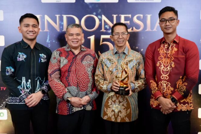 
					Menteri PANRB, Rini Widyantini, menyerahkan piala penghargaan kepada Wali Kota Batam, Amsakar Achmad, di Birawa Assembly Hall, Hotel Bidakara, Jakarta, Rabu (9/9/2026) malam. 