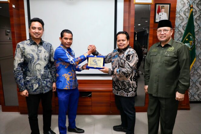 
					Asisten Ekonomi dan Pembangunan Sekretariat Daerah Kota Batam, Suhar, menghadiri FGD penyusunan Naskah Akademik dan RUU BUMD yang digelar di Kantor Wali Kota Batam, Kamis (10/9/2026).