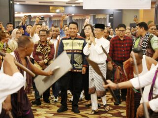 Wali Kota Batam, Amsakar Achmad, disambut tarian khas NTT saat menghadiri Mubes PK NTT Kota Batam di Golden View Hotel, Sabtu (12/9/2026). 