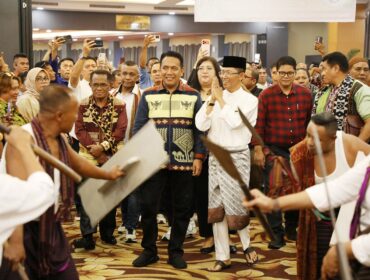 Wali Kota Batam, Amsakar Achmad, disambut tarian khas NTT saat menghadiri Mubes PK NTT Kota Batam di Golden View Hotel, Sabtu (12/9/2026). 