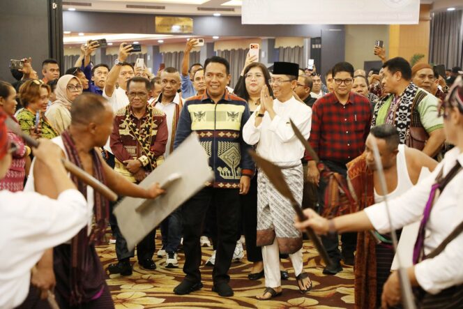 
					Wali Kota Batam, Amsakar Achmad, disambut tarian khas NTT saat menghadiri Mubes PK NTT Kota Batam di Golden View Hotel, Sabtu (12/9/2026). 