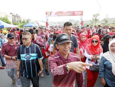 Wali Kota Batam, Amsakar Achmad, jalan santai bersama ribuan warga dalam acara Senam Sehat dan Jalan Santai Batu Ampar 2026 di Taman Pacific Hotel Batam, Kecamatan Batu Ampar, Minggu (13/9/2026). 