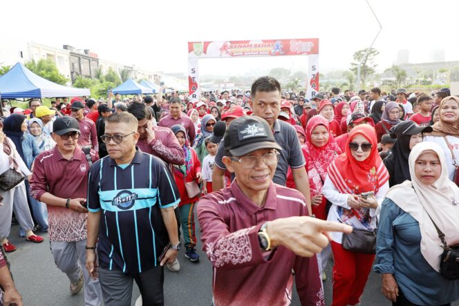 
					Wali Kota Batam, Amsakar Achmad, jalan santai bersama ribuan warga dalam acara Senam Sehat dan Jalan Santai Batu Ampar 2026 di Taman Pacific Hotel Batam, Kecamatan Batu Ampar, Minggu (13/9/2026). 