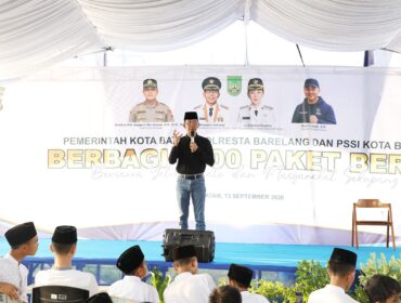 Wali Kota Batam, Amsakar Achmad, menyampaikan sambutan saat menghadiri pembagian 1.000 paket beras di Sekupang, Minggu (13/9/2026). 