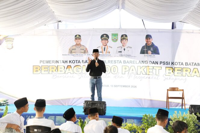 
					Wali Kota Batam, Amsakar Achmad, menyampaikan sambutan saat menghadiri pembagian 1.000 paket beras di Sekupang, Minggu (13/9/2026). 