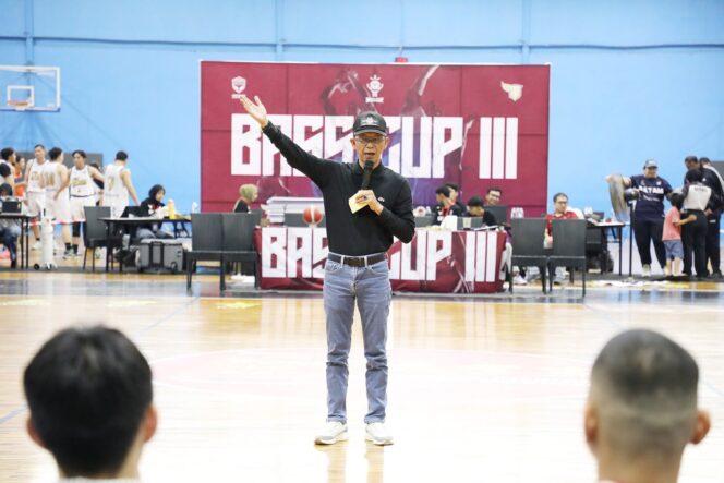 
					Wali Kota Batam, Amsakar Achmad, menutup Kejuaraan Bola Basket Bass Cup III 2026 di GOR TM Arena, Minggu (13/9/2026). 