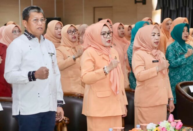 
					Sekda Batam, Firmansyah, bersama Ketua TP-PKK Batam, Erlita Amsakar, dan Ketua DWP Batam, Erawati Firmansyah, menghadiri Seminar DWP Kota Batam di Kantor Wali Kota Batam, Selasa (15/9/2026). 