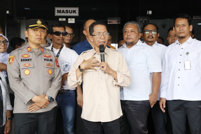
					Wali Kota Batam, Amsakar Achmad, menemui pekerja di depan Kantor Wali Kota Batam, Rabu (16/9/2026). 