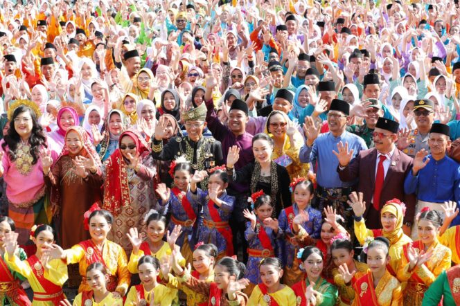 
					Wali Kota Batam, Amsakar Achmad, dan Wakil Wali Kota Batam, Li Claudia Chandra, bersama sejumlah pejabat dan pelajar menggunakan pakaian Melayu, belum lama ini. 