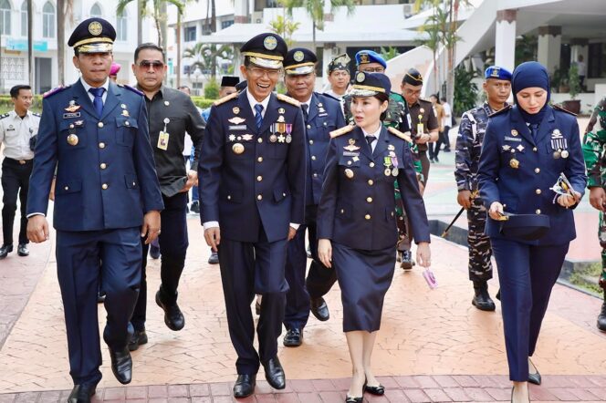 
					Wali Kota Batam, Amsakar Achmad, bersama Wakil Wali Kota Batam, Li Claudia Chandra, menghadiri Upacara Peringatan Harhubnas Tingkat Kota Batam 2026 di Dataran Engku Putri, Batam Centre, Senin (21/9/2026). 
