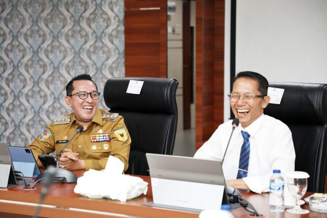 
					Wali Kota Batam, Amsakar Achmad, bersama Bupati Tanah Datar, Eka Putra, saat bertemu di Kantor Wali Kota, Senin (21/9/2026). 