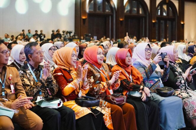 
					Ketua TP-PKK Batam, Erlita Amsakar, menghadiri Rapat Penguatan Tata Kelola Lembaga Dekranas, TP-PKK, dan Tim Pembina Posyandu se-Indonesia Bagian Barat di Jakarta Selatan, Senin (21/9/2026). 