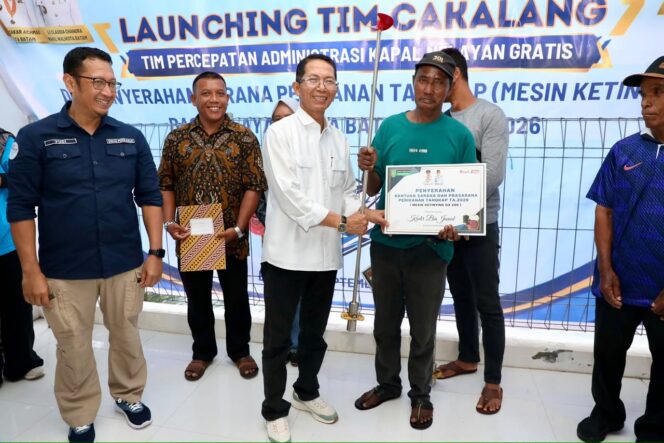 
					Wali Kota Batam, Amsakar Achmad, menyerahkan bantuan sarana dan prasarana perikanan saat meresmikan Tim Cakalang di Pulau Kasu, Belakang Padang, Selasa (22/9/2026). 