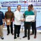 Wali Kota Batam, Amsakar Achmad, menyerahkan bantuan sarana dan prasarana perikanan saat meresmikan Tim Cakalang di Pulau Kasu, Belakang Padang, Selasa (22/9/2026). 