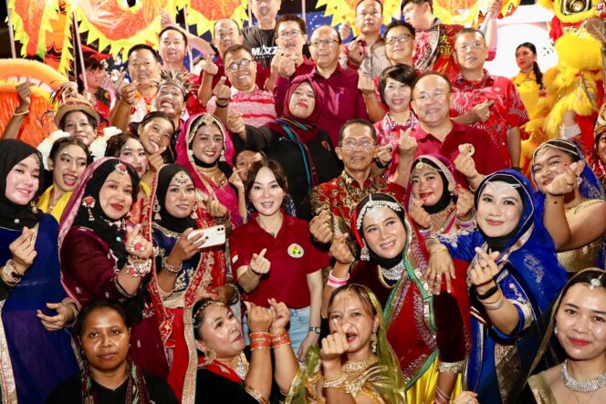 
					Kota Batam, Amsakar Achmad, bersama Wakil Wali Kota Batam, Li Claudia Chandra, bersama sejumlah komunitas saat menghadiri Mooncake Festival Kota Batam di Kompleks Bumi Indah, Lubukbaja, Minggu (27/9/2026) malam. HUMAS