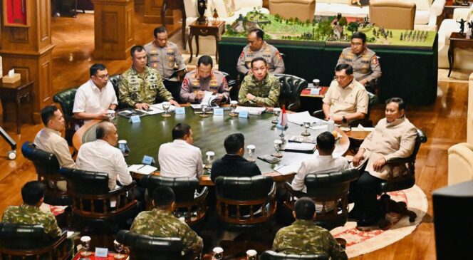 
					Presiden Prabowo Subianto menerima Panglima TNI Jenderal TNI Agus Subiyanto dan Kapolri Jenderal Polisi Listyo Sigit Prabowo di kediamannya di Hambalang