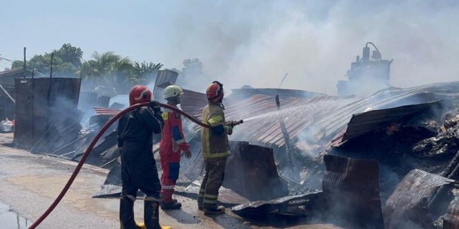 
					Kebakaran Gudang di Tanjung Unggat, Tiga Armada Dikerahkan Padamkan Api