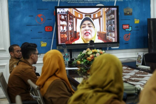 
					Sekretaris Daerah Provinsi Kepri Misni, membuka Bimbingan Teknis Penguatan Kompetensi Petugas Pelayanan Pengaduan SP4N-LAPOR! di lingkungan Pemprov Kepri secara virtual, Selasa (15/9/2026). 