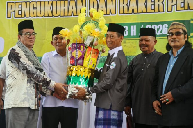 
					Gubernur Kepri Ansar Ahmad menyalami warga terhimpun dalam Perkumpulan Kekerabatan Masyarakat Bawean (PKMB) Provinsi Kepri sempena Peringatan Maulid Nabi sekaligus Pengukuhan dan Raker diselenggarakan organisasi kemasyarakatan ini, Minggu (6/9/2026). 