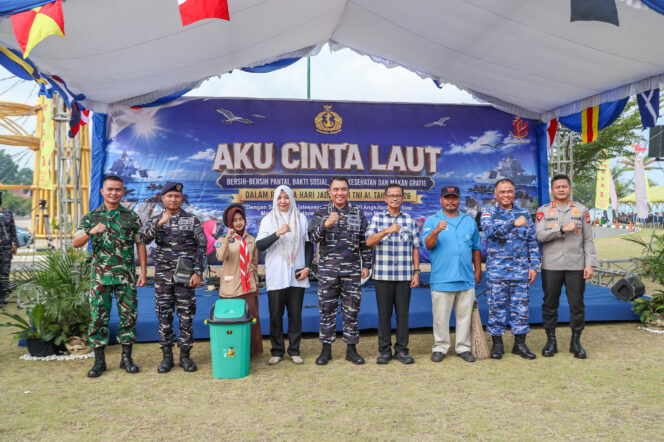 
					Sinergi TNI AL bersama Pemerintah dan Masyarakat kompak bersih bersih pesisir pantai sempena Hari Jadi TNI AL.