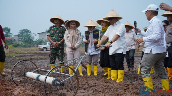 
					Wagub Nyanyang mencoba inovasi pembajak sawah yang dimodifikasi menggunakan mesin. 