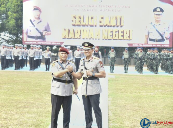 
					Kapolda Kepri yang baru Irjen Pol Suhendri (kanan) bersalam komando dengan Komjen Pol Asep Safrudin pada Upacara pisah sambut parade Kapolda Kepri di Mapolda Kepri, Batam, Jumat (9/10/2026). 