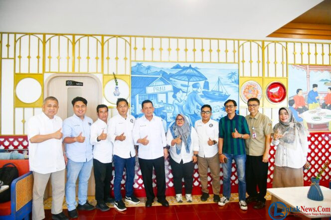 
					Gubernur Kepulauan Riau Ansar Ahmad berfoto bersama pengurus Ikatan Jurnalis Televisi Indonesia (IJTI) Provinsi Kepri di kawasan Bengkong, Kota Batam, Selasa (6/10/2026). (Adeansyah)