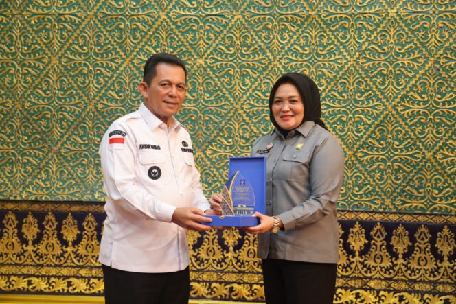 
					Gubernur Kepri Ansar Ahmad menyerahkan cinderamata kepada Morina Harahap, Kepala Kanwil Kemenkum Kepri yang baru usai audiensi dilaksanakan di Gedung Daerah Tanjungpinang, Senin (19/10/2026). 