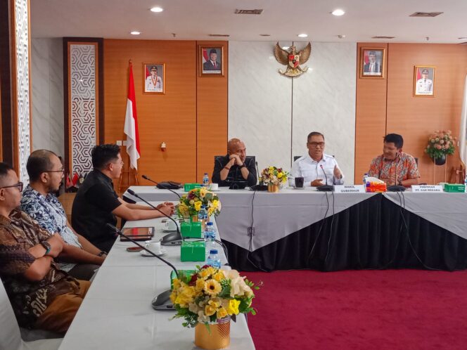 
					Wakil Gubernur Kepri, Nyanyang Haris Pratamura memimpin rapat koordinasi bersama PT PGN Area Batam di Ruang Rapat Graha Kepri, Batam, Rabu (21/10/2026). 