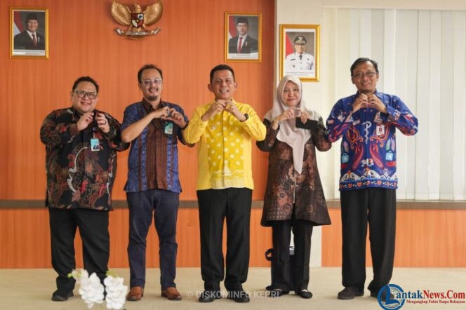 
					Gubenrur Kepri, Ansar Ahmad bersama jajaran manajemen RSUD Raja Ahmad Tabib berfoto bersama Direktur Utama RSJPD Harapan Kita, dr. Iwan Dakota, Kamis (8/10/2026). 