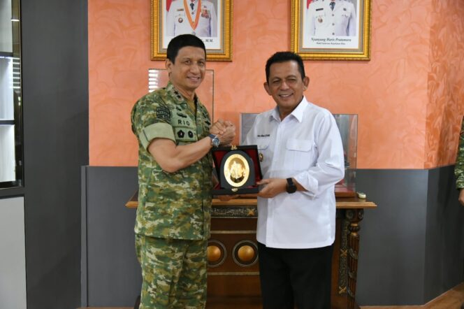 
					Gubernur Ansar Ahmad Sambut Pangdam Pertama Kodam XXV/Sultan Mahmud Riayat Syah