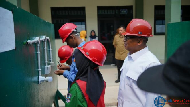 
					Wakil Gubernur Kepri, Nyanyang Haris Pratamura menyaksikan siswa SMK Negeri 11 Kota Batam melaksanakan praktik lapangan. Berkunjung, Kamis (8/10/2026), Wagub mengingatkan para siswa untuk bijak memanfaatkan teknologi