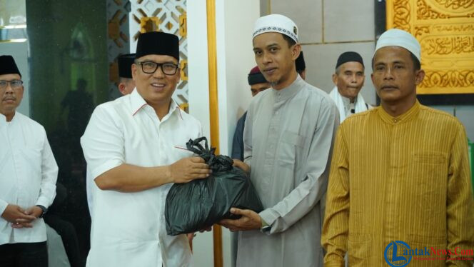 
					Wakil Gubernur Kepri, Nyanyang Haris Pratamura menyerahkan paket sembako kepada jamaah Masjid Jami' Miftahul Falah, Jalan Ganet Tanjungpinang dalam kegiata Jumat Berkah, Jumat (16/10/2026). 