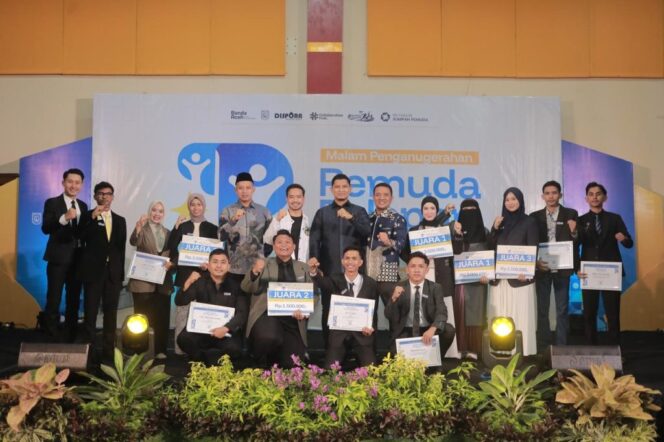 
					Foto Bersama Pemenang Sembilan Pemuda Pelopor Kota Banda Aceh 2026 pada Malam Penganugerahan di Hotel Amel Convention Hall, Banda Aceh, Jumat (30/10/2026).