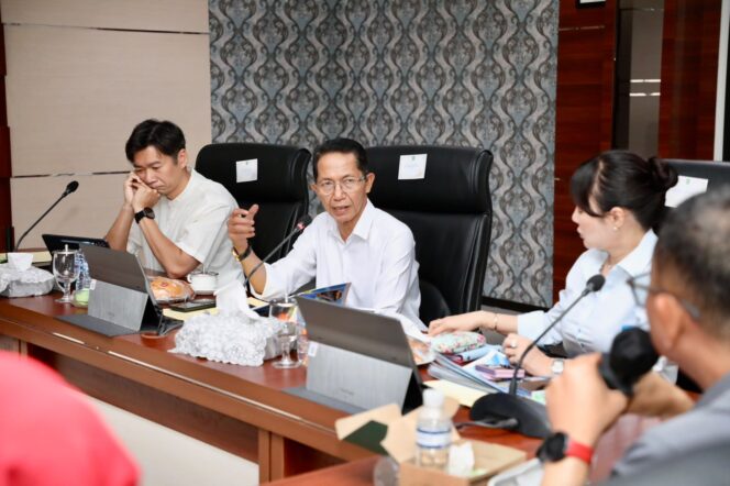 
					Wali Kota Batam, Amsakar Achmad, bersama Wakil Wali Kota Batam, Li Claudia Chandra, memimpin Rapat Koordinasi Antisipasi dan Pengendalian Banjir Kota Batam di Kantor Wali Kota Batam, Kamis (1/10/2026). 