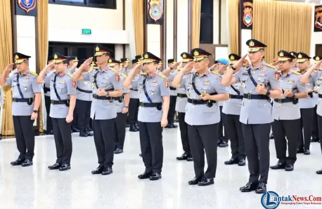
					Sertijab Malam Hari, Suyudi Naikkan Pangkat 23 Pati Polri