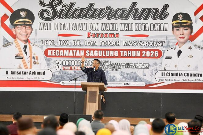 
					Wali Kota Batam, Amsakar Achmad, menyampaikan sambutan saat menghadiri silaturahmi bersama RT, RW, LPM se-Kecamatan Sagulung di Gedung Serbaguna Plaza Kecamatan Sagulung, Sabtu (3/10/2026) malam. 