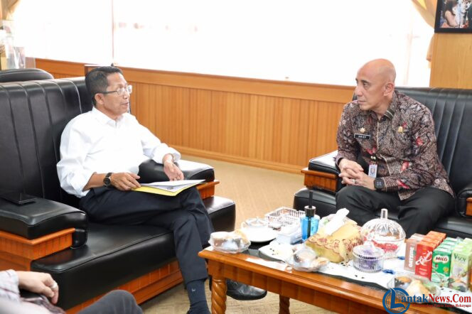 
					Wali Kota Batam, Amsakar Achmad, berbincang dengan Wakil Rektor IPDN Bidang Administrasi, Arief M. Edie, di Kantor Wali Kota Batam, Senin (5/10/2026). 