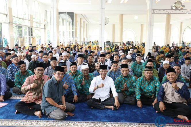 
					Wali Kota Batam, Amsakar Achmad, bersama tokoh agama Bengkong, Batu Ampar, dan Lubuk Baja saat silaturahmi di Masjid Baitul Makmur, Batu Ampar, Kamis (8/10/2026). 