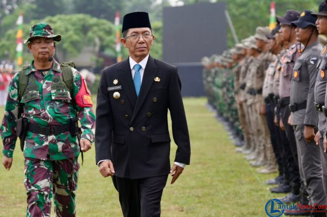 
					Aksranews.com. Batam-Wali Kota Batam, Amsakar Achmad, mengajak TNI, pemerintah, dan masyarakat memperkuat kolaborasi serta gotong royong dalam mendukung pembangunan daerah. Hal itu disampaikan Amsakar saat membuka TNI Manunggal Membangun Desa (TMMD) ke-130 Tahun Anggaran 2026 di Lapangan Garuda, Kelurahan Mangsang, Kecamatan Sei Beduk, Selasa (13/10/2026).

Dalam kegiatan tersebut, Amsakar bertindak sebagai inspektur upacara. Ia menyampaikan apresiasi kepada jajaran TNI, khususnya Kodim 0316/Batam, yang terus berperan aktif dalam pembangunan dan membantu masyarakat secara langsung.

Menurut Amsakar, pembangunan daerah tidak dapat hanya mengandalkan pemerintah. Diperlukan kebersamaan, kepedulian, dan semangat saling membantu agar hasil pembangunan dapat dirasakan masyarakat.

Ia menegaskan, perkembangan Batam sebagai kota industri dan investasi harus berjalan seiring dengan peningkatan kesejahteraan warga. Keberhasilan pembangunan, kata dia, tidak hanya dilihat dari kemajuan fisik, tetapi juga dari manfaat yang dirasakan masyarakat dalam kehidupan sehari-hari.

“Bagi kami, Pemerintah Kota Batam, kegiatan seperti ini sangat berarti. Batam boleh terus berkembang sebagai kota industri dan investasi, tetapi kita tidak boleh melupakan bahwa ukuran keberhasilan pembangunan yang sesungguhnya adalah ketika masyarakat merasakan manfaatnya dan ambil bagian di dalam kehidupan sehari-hari,” ujar Amsakar.

Ia berharap pelaksanaan TMMD di Kelurahan Mangsang memberikan dampak nyata bagi masyarakat. Manfaat tersebut diharapkan tidak hanya berupa pembangunan sarana dan prasarana fisik, tetapi juga melalui kegiatan sosial yang mendekatkan pelayanan kepada warga.

Amsakar juga berpesan kepada seluruh personel Satuan Tugas (Satgas) TMMD agar mengutamakan kesehatan dan keselamatan selama bertugas serta membangun komunikasi yang baik dengan masyarakat. Ia optimistis kehadiran prajurit TNI akan disambut baik oleh warga Mangsang.

Kepada masyarakat, ia mengajak warga mendukung pelaksanaan TMMD dan menjaga semangat gotong royong. Menurutnya, keberhasilan program tersebut membutuhkan partisipasi masyarakat karena hasil pembangunan pada akhirnya ditujukan untuk kepentingan bersama.

“Saya percaya, ketika TNI, pemerintah, dan masyarakat sudah berjalan seiring, pekerjaan seberat apa pun akan menjadi lebih ringan. Mudah-mudahan kebersamaan yang kita bangun hari ini tidak hanya berhenti sampai program ini selesai, tetapi terus menjadi kekuatan dalam membangun Batam yang semakin maju dan masyarakatnya semakin sejahtera,” tuturnya.

Pembukaan TMMD ke-130 Tahun Anggaran 2026 di Kelurahan Mangsang ditandai dengan pengucapan basmalah oleh Amsakar. Kegiatan tersebut turut dihadiri jajaran Forum Koordinasi Pimpinan Daerah (Forkopimda) Kota Batam, pejabat di lingkungan Pemerintah Kota Batam, tokoh masyarakat, serta warga setempat. (Red)