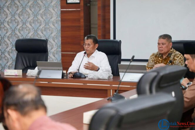 
					Sekda Batam, Firmansyah, didampingi Ketua Panitia HJB ke-197, Yusfa Hendri, memimpin rapat persiapan HJB ke-197 di Kantor Wali Kota Batam, Jumat (16/10/2026). 